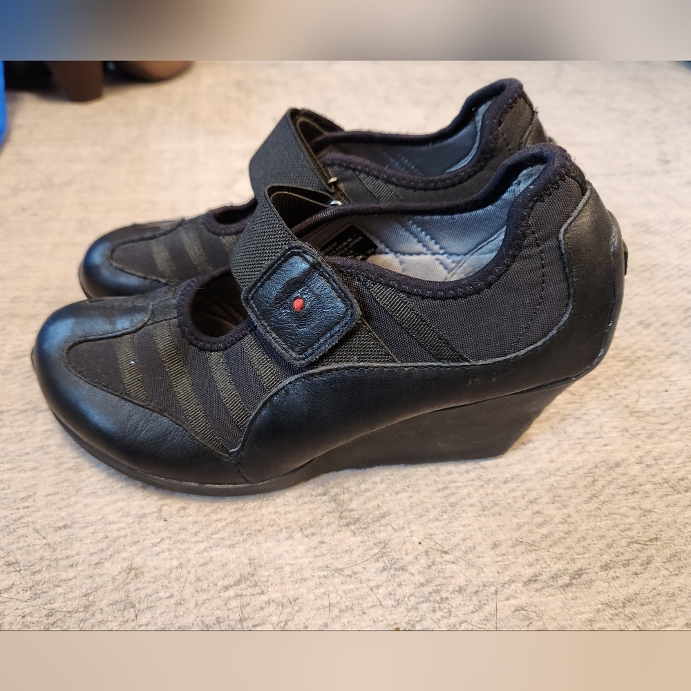 Tsubo Black Leather Mary Jane Wedge Sneaker Heels AD2-01 Size 6